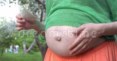 孕妇手持超声波图像